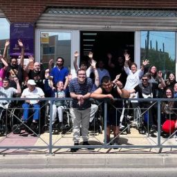 Centro de Día Juan Cerezo FAMDIF Murcia Grupo de personas usuarias y profesionales en la entrada del Centro de Día Juan Cerezo en Murcia