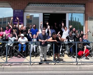 Grupo de personas usuarias y profesionales en la entrada del Centro de Día Juan Cerezo en Murcia