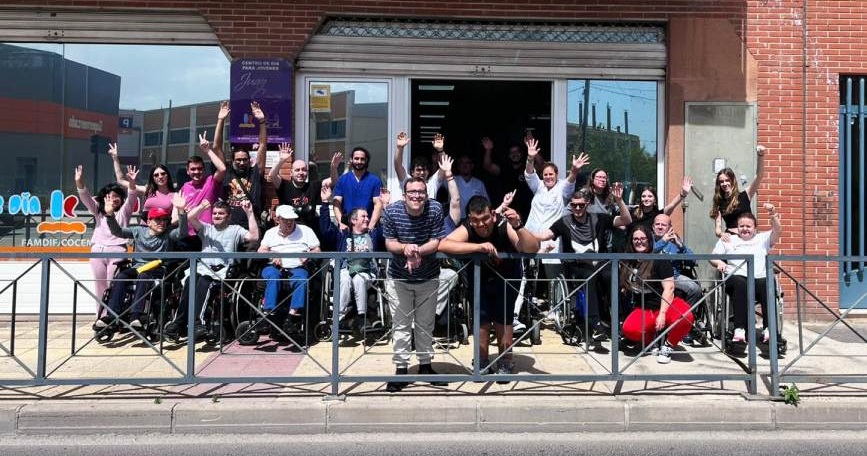 Grupo de personas usuarias y profesionales en la entrada del Centro de Día Juan Cerezo en Murcia