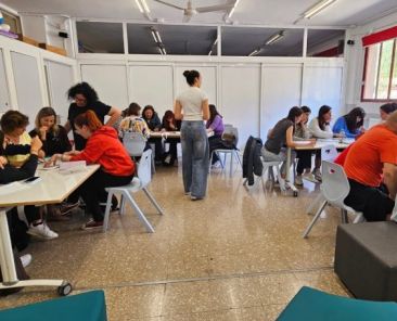 Personas participan en una jornada de formación sobre inclusión educativa organizada por COCEMFE CV en un centro escolar de Mislata.