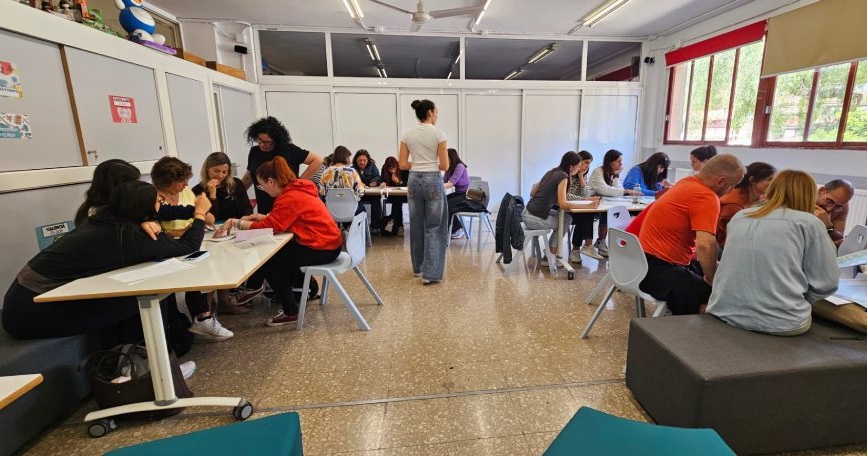 Personas participan en una jornada de formación sobre inclusión educativa organizada por COCEMFE CV en un centro escolar de Mislata.