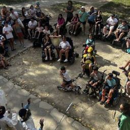 Actividad grupal en las Colonias ASEM Grupo de participantes de las Colonias ASEM reunido al aire libre durante una actividad inclusiva.