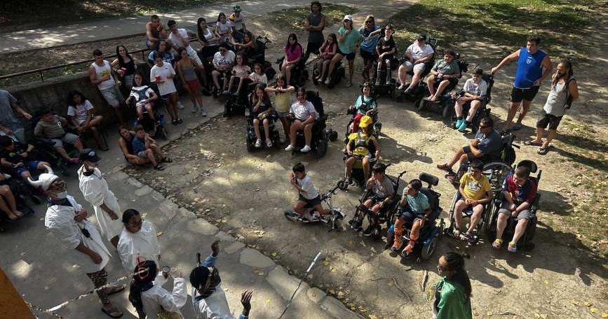 Grupo de participantes de las Colonias ASEM reunido al aire libre durante una actividad inclusiva.