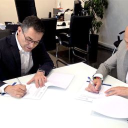 Ángel L. Rubio y Anxo Queiruga firman el acuerdo entre la UCM y COCEMFE sobre comunicación inclusiva y discapacidad.