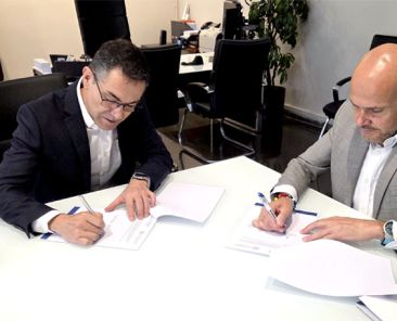Firma de la alianza entre COCEMFE y la UCM Ángel L. Rubio y Anxo Queiruga firman el acuerdo entre la UCM y COCEMFE sobre comunicación inclusiva y discapacidad.