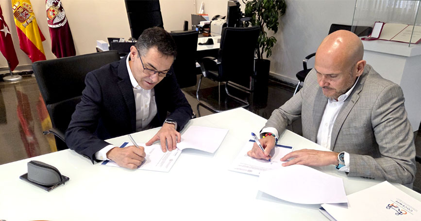 Ángel L. Rubio y Anxo Queiruga firman el acuerdo entre la UCM y COCEMFE sobre comunicación inclusiva y discapacidad.