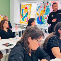 Agente de la Policía Nacional imparte formación sobre delitos de odio a profesionales en la sede de COCEMFE Alicante