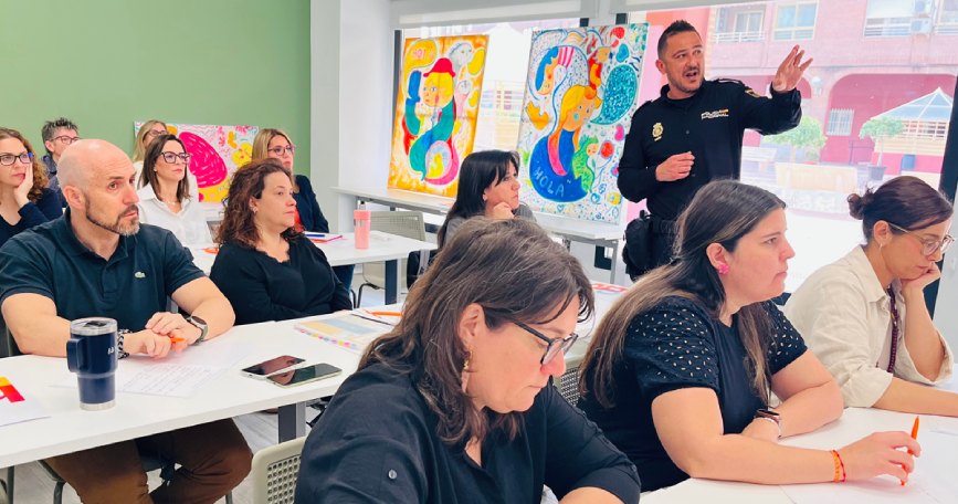 Agente de la Policía Nacional imparte formación sobre delitos de odio a profesionales en la sede de COCEMFE Alicante