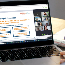 Persona siguiendo una formación online sobre diversidad LGTBIQA+ en COCEMFE a través de un ordenador portátil.