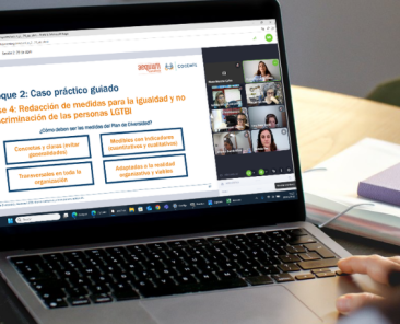 Formación online diversidad LGTBIQA+ COCEMFE Persona siguiendo una formación online sobre diversidad LGTBIQA+ en COCEMFE a través de un ordenador portátil.