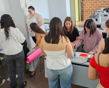 Estudiantes de Logopedia elaboran pulsadores adaptados de bajo coste durante una formación de COCEMFE CV en la Universitat de València.