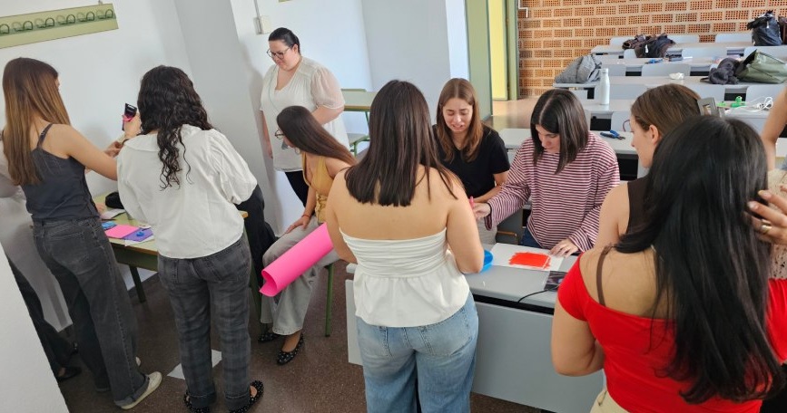 Estudiantes de Logopedia elaboran pulsadores adaptados de bajo coste durante una formación de COCEMFE CV en la Universitat de València.