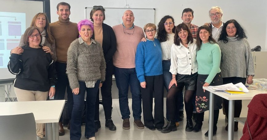 Grupo de participantes en una formación del proyecto de fortalecimiento asociativo de COCEMFE Castilla y León.