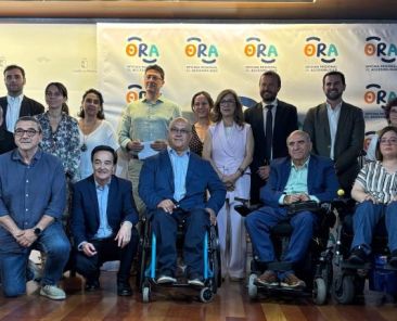 Grupo de representantes institucionales y entidades sociales en la jornada de accesibilidad universal de Castilla-La Mancha Inclusiva COCEMFE.