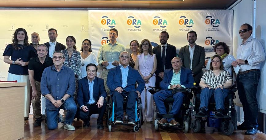 Grupo de representantes institucionales y entidades sociales en la jornada de accesibilidad universal de Castilla-La Mancha Inclusiva COCEMFE.