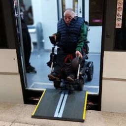 Prueba de accesibilidad en Renfe Cercanías con rampa portátil Persona usuaria de silla de ruedas eléctrica accede a un tren de Renfe Cercanías mediante una rampa portátil.