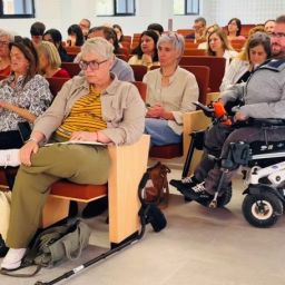 Personas asistentes participan en una reunión de COCEMFE Alicante con representantes de la Generalitat Valenciana sobre discapacidad.