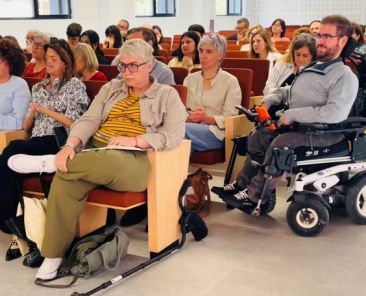 Reunión de COCEMFE Alicante con la Generalitat Valenciana Personas asistentes participan en una reunión de COCEMFE Alicante con representantes de la Generalitat Valenciana sobre discapacidad.
