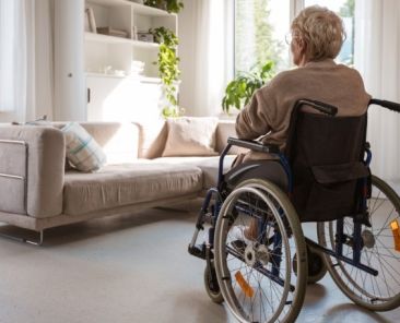 Persona mayor con discapacidad en situación de soledad no deseada Persona mayor usuaria de silla de ruedas en su hogar, relacionada con la soledad no deseada.