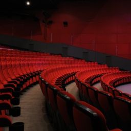 Interior de un teatro con butacas rojas que representa la importancia de la accesibilidad en los espacios culturales.