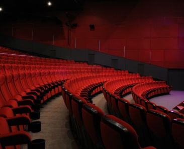 Interior de un teatro con butacas rojas que representa la importancia de la accesibilidad en los espacios culturales.