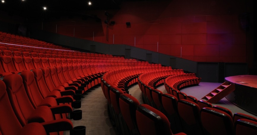 Interior de un teatro con butacas rojas que representa la importancia de la accesibilidad en los espacios culturales.