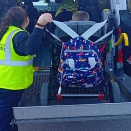 Transporte adaptado COCEMFE Castelló Acceso de una persona en silla de ruedas a un vehículo adaptado con ayuda profesional