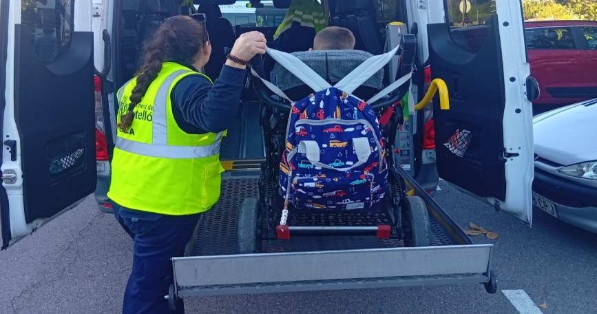 Acceso de una persona en silla de ruedas a un vehículo adaptado con ayuda profesional