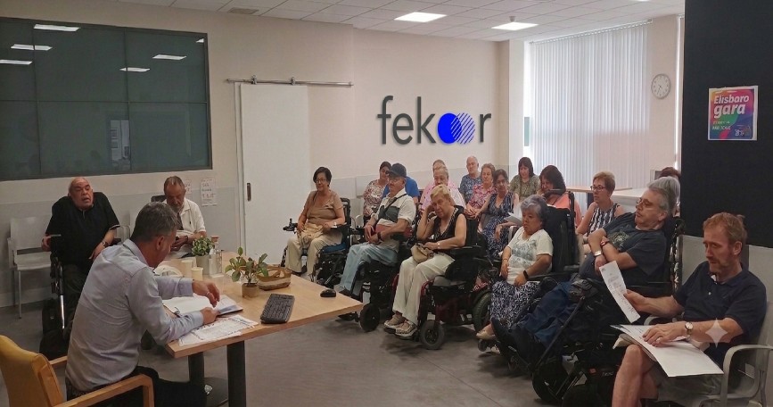 Personas asistentes a la Asamblea General de FEKOOR durante la aprobación del Plan Estratégico 2026-2028.