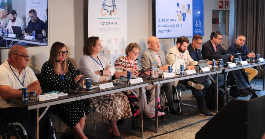 Representantes de COCEMFE participan en la Asamblea General celebrada en Madrid, reunidos en la mesa presidencial durante una sesión dedicada a la gobernanza y al fortalecimiento del Movimiento Asociativo.