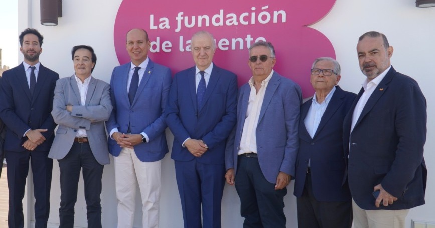 Representantes de Fundación CB, la Junta de Extremadura y entidades sociales durante el acto de formalización del inicio de los procedimientos de cesión definitiva de centros sociales.