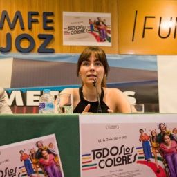 Presentación de la película Todos los colores en COCEMFE Badajoz Beatriz de Silva presenta la película Todos los colores en un acto celebrado en COCEMFE Badajoz junto a representantes institucionales.