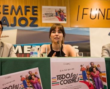 Beatriz de Silva presenta la película Todos los colores en un acto celebrado en COCEMFE Badajoz junto a representantes institucionales.