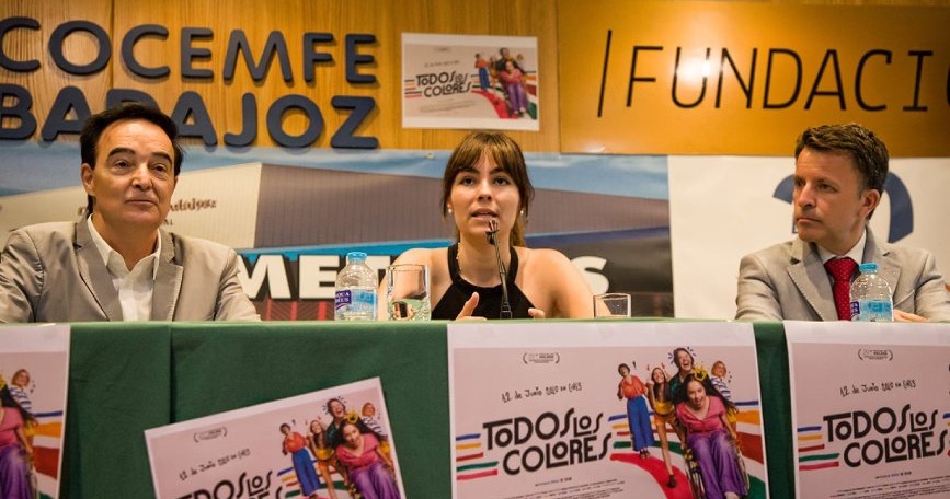 Beatriz de Silva presenta la película Todos los colores en un acto celebrado en COCEMFE Badajoz junto a representantes institucionales.