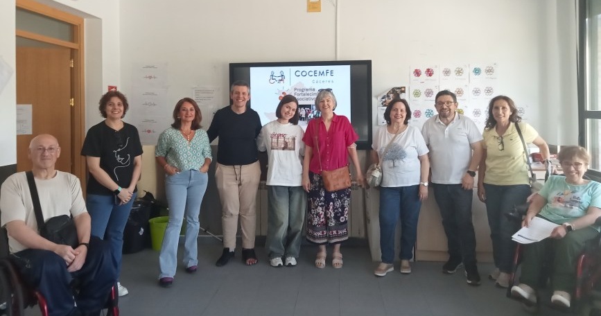 Grupo de personas de COCEMFE Cáceres y entidades federadas durante una sesión del Programa de Fortalecimiento Asociativo.