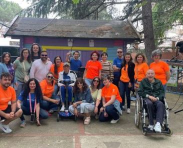 COCEMFE Castilla y León en la IX Food Truck Festival de Palencia Grupo de personas participantes, voluntariado y profesionales de COCEMFE Castilla y León durante la IX Food Truck Festival de Palencia.