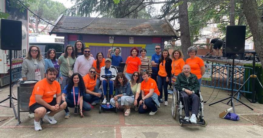 Grupo de personas participantes, voluntariado y profesionales de COCEMFE Castilla y León durante la IX Food Truck Festival de Palencia.