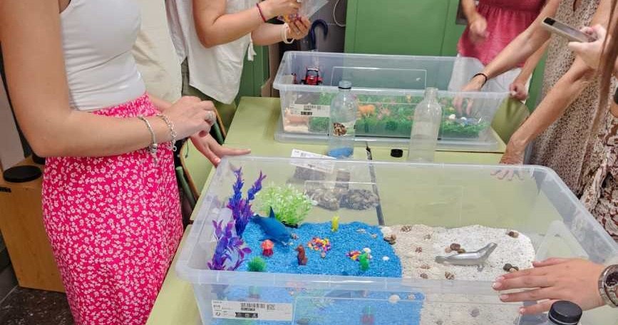 Docentes participan en una actividad práctica con bandejas sensoriales durante una formación de COCEMFE CV sobre inclusión educativa del alumnado con TEA.