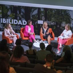 COCEMFE CV participa en las Jornadas sobre Sostenibilidad Social del Turismo Mesa redonda de las Jornadas sobre Sostenibilidad Social del Turismo con participación de COCEMFE CV para promover la accesibilidad y la inclusión en los destinos turísticos.