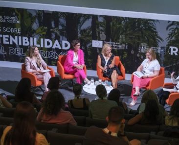 Mesa redonda de las Jornadas sobre Sostenibilidad Social del Turismo con participación de COCEMFE CV para promover la accesibilidad y la inclusión en los destinos turísticos.
