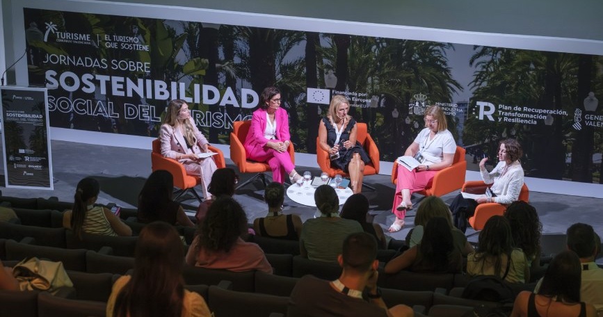 Mesa redonda de las Jornadas sobre Sostenibilidad Social del Turismo con participación de COCEMFE CV para promover la accesibilidad y la inclusión en los destinos turísticos.