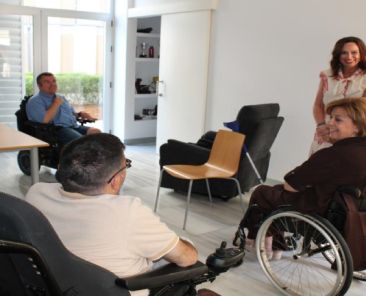 Visita a las viviendas accesibles para el proyecto de vida independiente de COCEMFE Sevilla Personas usuarias de silla de ruedas y representantes institucionales visitan viviendas accesibles cedidas a COCEMFE Sevilla para un proyecto de vida independiente.