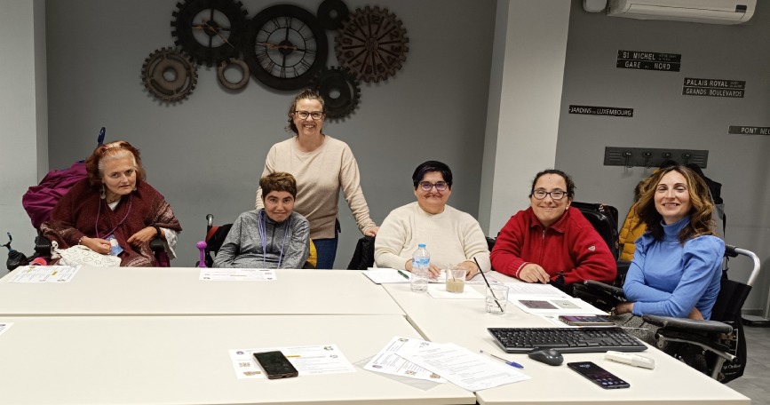 Miembros de la Comisión de Mujeres por la Igualdad de FEKOOR reunidas para trabajar propuestas de igualdad e inclusión de las mujeres con discapacidad.