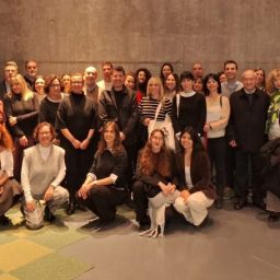 Representantes de entidades sociales participantes en el programa Incorpora posan durante un encuentro territorial junto a un expositor de Fundación "la Caixa".