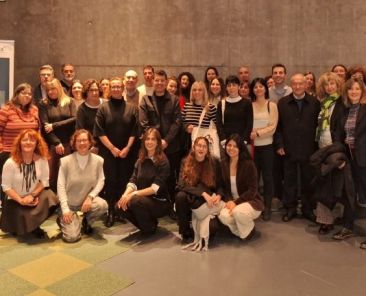 Representantes de entidades sociales participantes en el programa Incorpora posan durante un encuentro territorial junto a un expositor de Fundación "la Caixa".