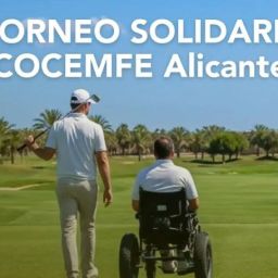 Dos personas recorren un campo de golf, una de ellas utilizando una silla de ruedas adaptada, junto al título del I Torneo Solidario de Golf COCEMFE Alicante.