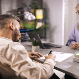 Orientación laboral personalizada para personas con discapacidad Persona usuaria en silla de ruedas participa en una entrevista de orientación laboral con una profesional en un despacho.
