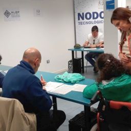 Personas con discapacidad participan en una sesión de orientación laboral y desarrollo de competencias organizada por COCEMFE.