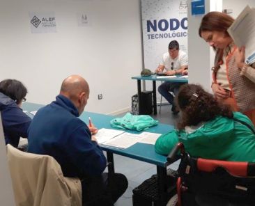 Personas con discapacidad participan en una sesión de orientación laboral y desarrollo de competencias organizada por COCEMFE.