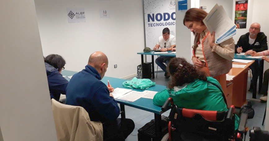 Personas con discapacidad participan en una sesión de orientación laboral y desarrollo de competencias organizada por COCEMFE.